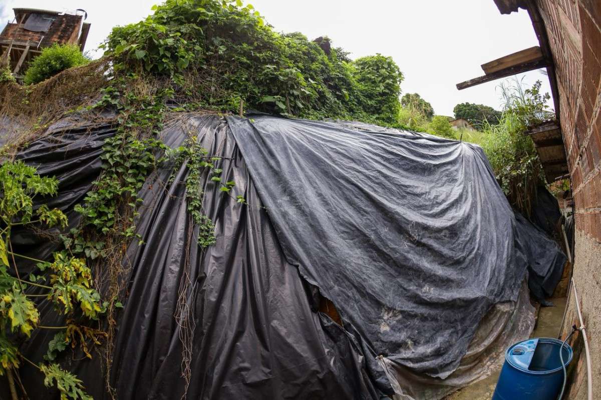 Simone convive com risco de deslizamento de barreira em área que sofre com impasse entre Jaboatão e Recife (Rafael Vieira/DP Foto)