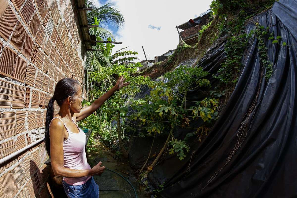 Simone convive com risco de deslizamento de barreira em área que sofre com impasse entre Jaboatão e Recife (Rafael Vieira/DP Foto)