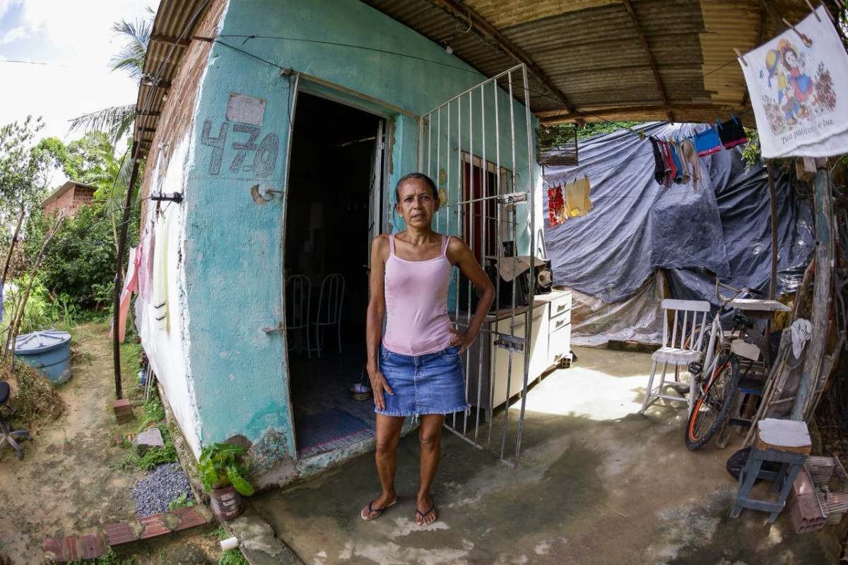 Simone convive com risco de deslizamento de barreira em área que sofre com impasse entre Jaboatão e Recife (Rafael Vieira/DP Foto)