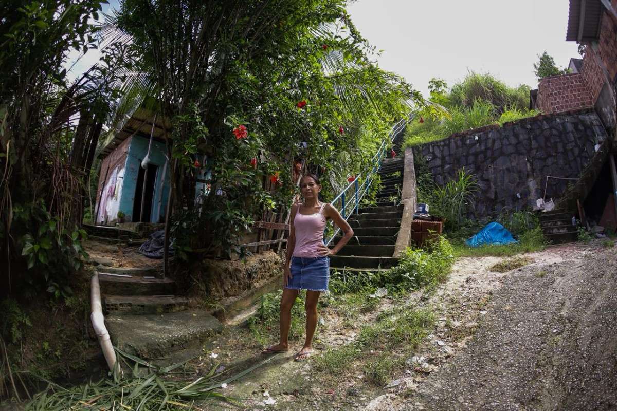 Simone convive com risco de deslizamento de barreira em área que sofre com impasse entre Jaboatão e Recife (Rafael Vieira/DP Foto)