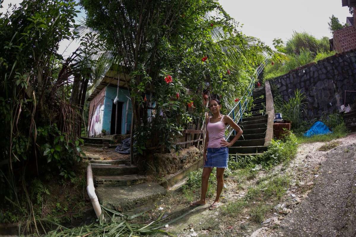 Simone convive com risco de deslizamento de barreira em área que sofre com impasse entre Jaboatão e Recife (Rafael Vieira/DP Foto)