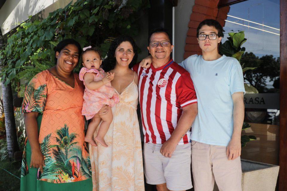 Kuki, ídolo do Náutico, ao lado de sua família/Marina Torres / DP Foto