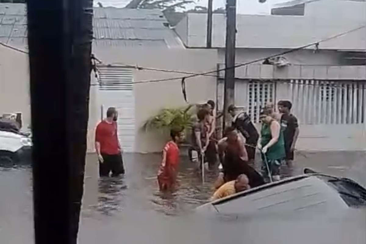 Carro cai no canal durante chuvas no Recife/Foto: Reprodução/Whatsapp