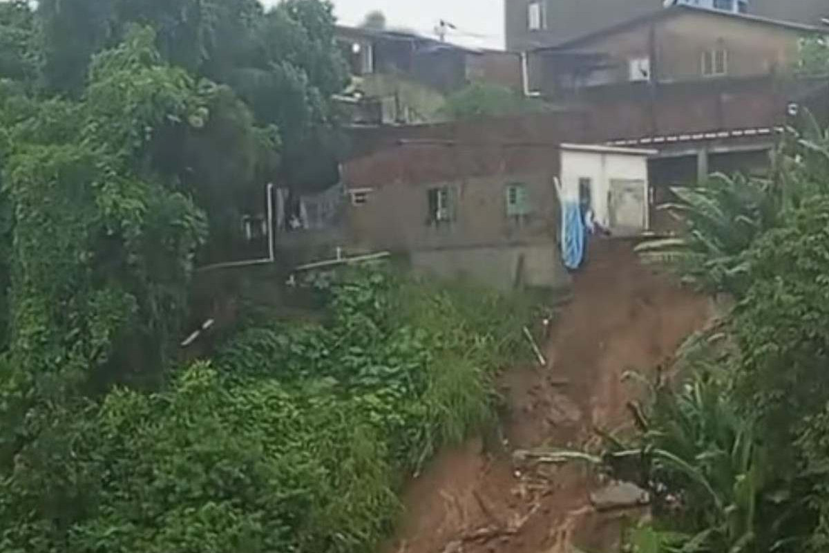 Barreira desliza no Alto da Bondade, em Olinda/Foto: Reprodução/Instagram