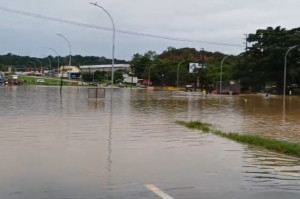 KM 60, da BR 101, no bairro da Guabiraba, zona norte do Recife, interditado por conta de alagamento