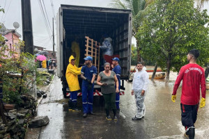 Fam&iacute;lias deixam casas diante das chuvas em Goiana