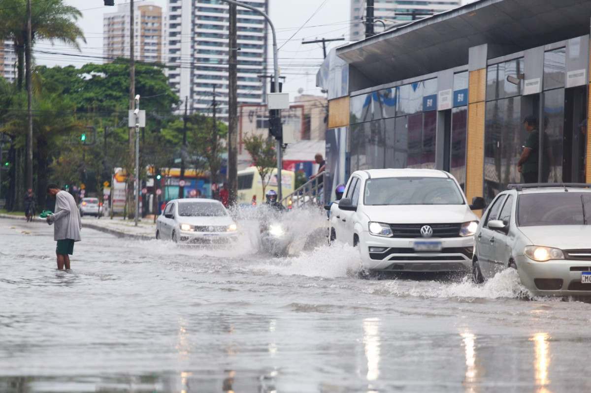 População recifense sofre as consequências de dia com grande acumulado de chuvas/Foto: Marcio Silva/Esp DP