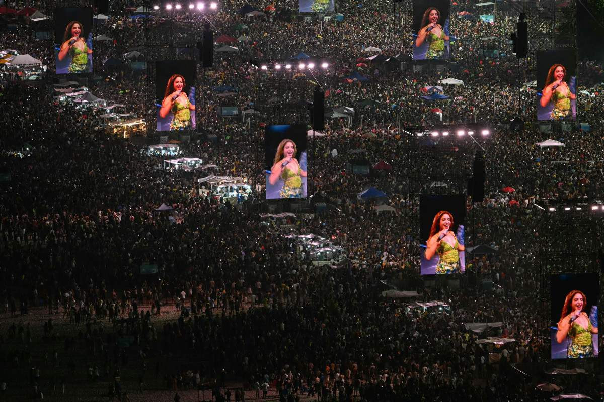 Shakira faz show gratuito na Praia de Copacabana, no Rio de Janeiro/MAURO PIMENTEL/AFP