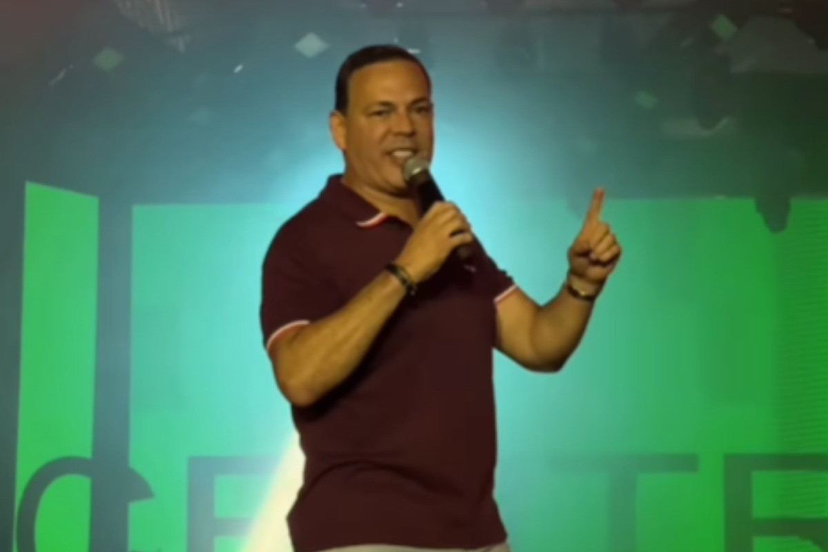O prefeito de Garanhuns, Sivaldo Albino (PSB), subiu ao palco e anunciou atrações/Foto: Reprodução