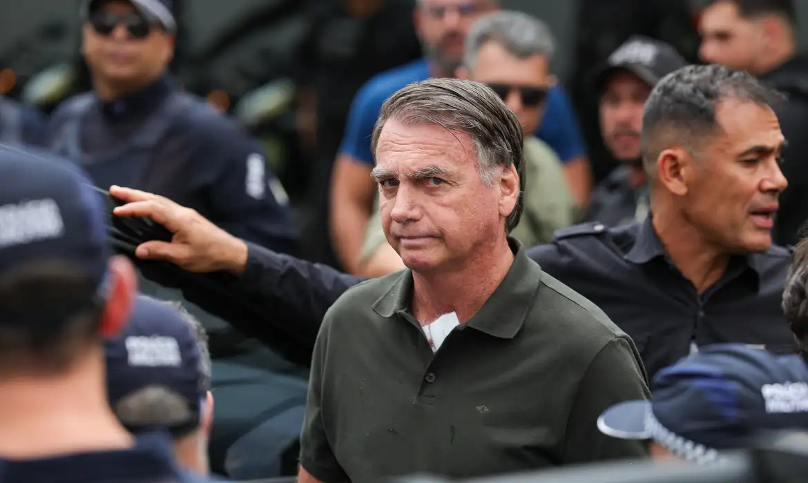 Condenado a 27 anos e três meses de prisão por tentativa de golpe de Estado, Bolsonaro cumpre prisão domiciliar humanitária temporária desde 27 de março/Fabio Rodrigues-Pozzebom/Agência Brasil