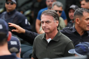Bolsonaro mant&eacute;m boa evolu&ccedil;&atilde;o ap&oacute;s cirurgia no ombro, diz boletim m&eacute;dico