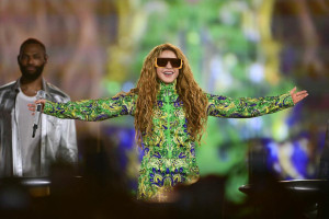 Shakira em show gratuito na Praia de Copacabana, no Rio de Janeiro