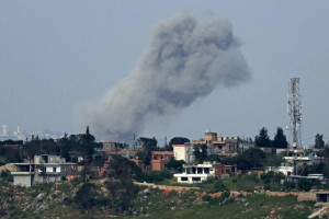 Fuma&ccedil;a subindo do local dos ataques a&eacute;reos israelenses que atingiram a vila de Zawtar al-Sharqiyah, no sul do L&iacute;bano