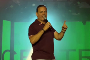 O prefeito de Garanhuns, Sivaldo Albino (PSB), subiu ao palco e anunciou atra&ccedil;&otilde;es
