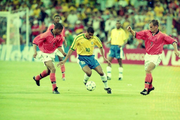Rivaldo contra a Holanda durante a Copa de 1998 