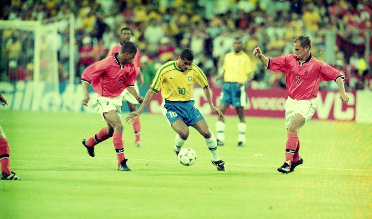 Rivaldo contra a Holanda durante a Copa de 1998 /Luís Tajes/Acervo DP 