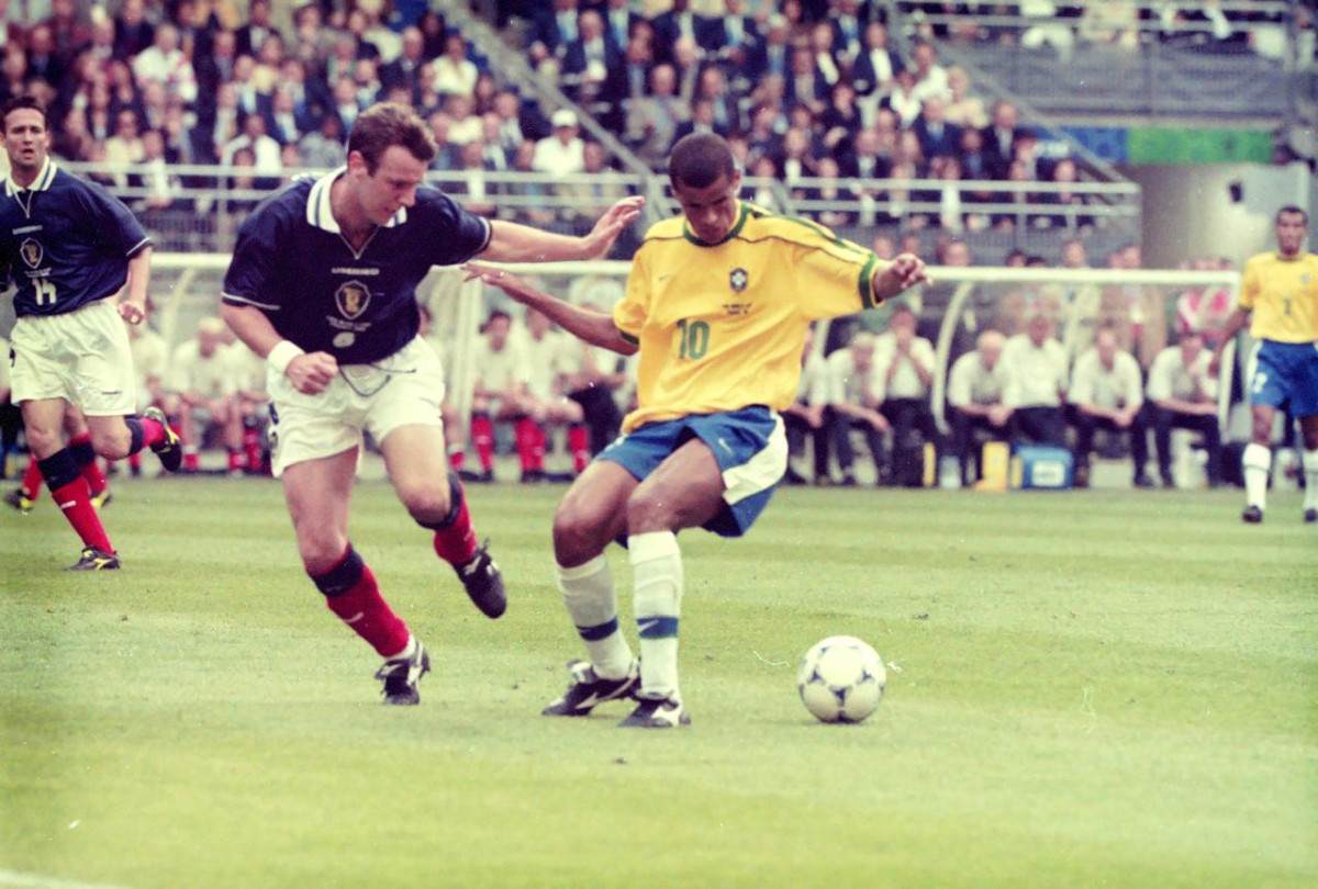 Rivaldo contra a Escócia na Copa de 1998 (Acervo DP)