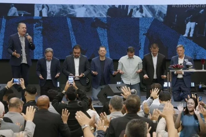Flávio Bolsonaro (PL-RJ) e aliados se ajoelharam no palco da igreja localizada na zona norte do Rio, em culto na manhã deste domingo (3)/Reprodução/YouTube