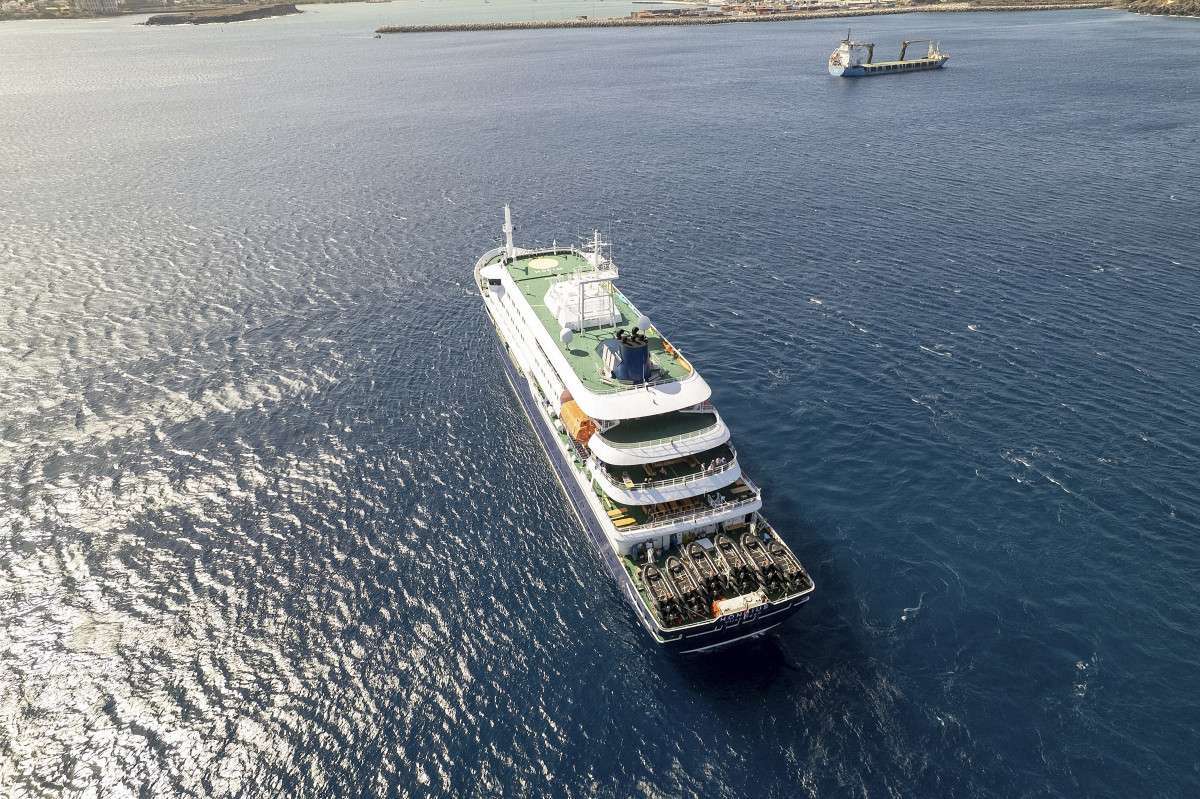 O navio de cruzeiro MV Hondius atracado ao largo do porto da Praia, capital de Cabo Verde/AFP