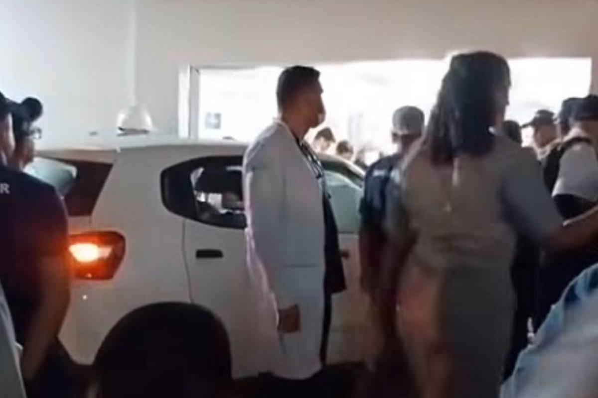 Três pessoas ficaram feridas após carro invadir Hospital Regional Dom Moura/Foto: Reprodução/Instagram