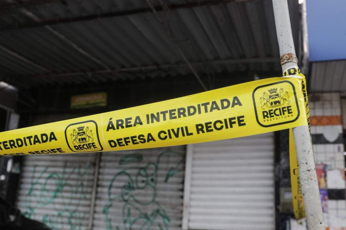 Teto de estabelecimento desaba e atinge homem em Afogados (Foto: Marina Torres/DP Foto)