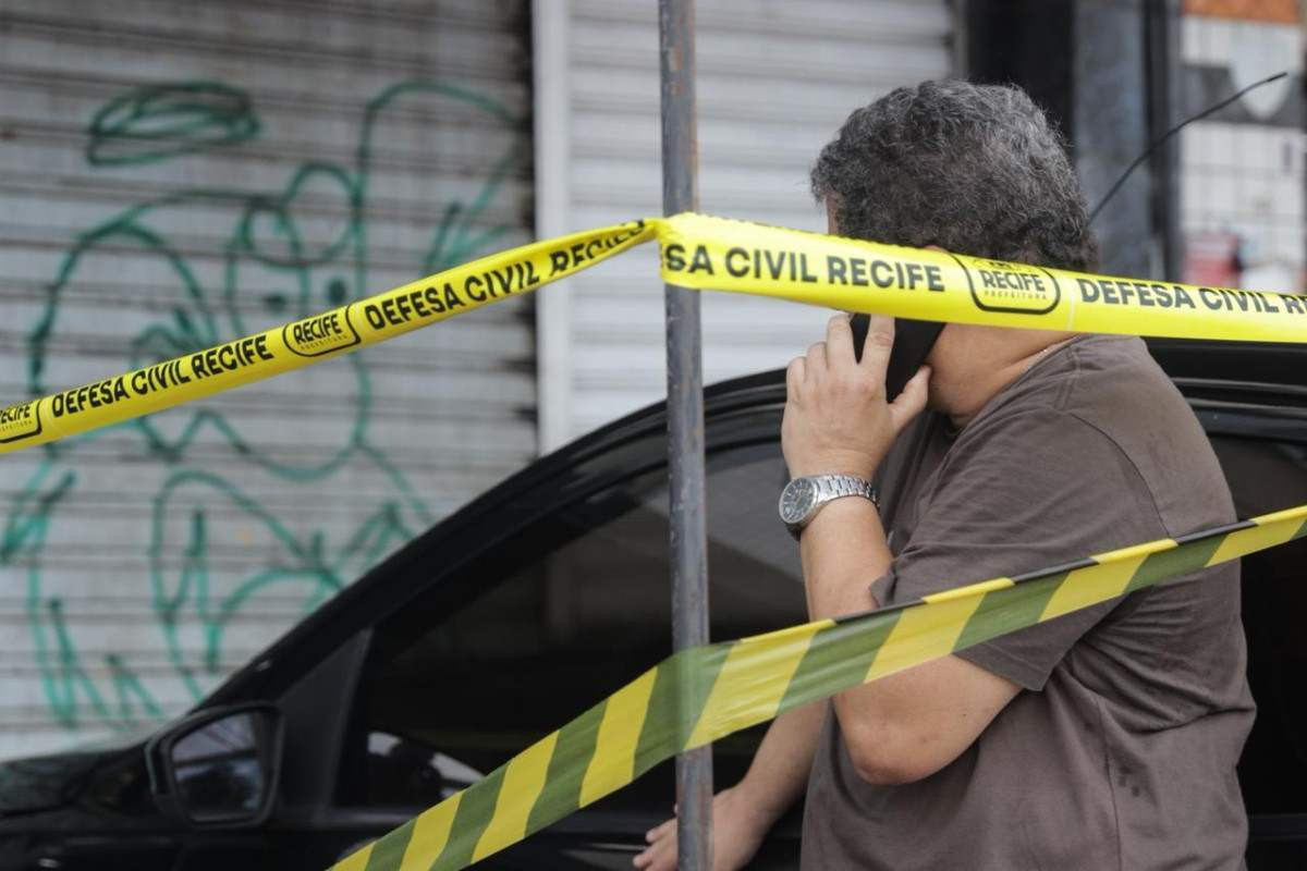 Teto de estabelecimento desaba e atinge homem em Afogados (Foto: Marina Torres/DP Foto)