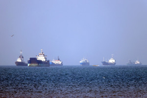 Embarca&ccedil;&otilde;es ancoradas no Estreito de Ormuz