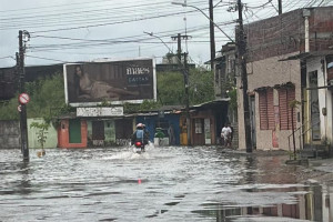 Alagamento na Estrada dos Rem&eacute;dios, no Recife, nesta ter&ccedil;a (5)