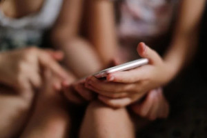 Governo j&aacute; reclassificou outras redes: Kwai e TikTok passaram a n&atilde;o ser recomendados para menores de 16 anos, enquanto WhatsApp e Messenger subiram para 14 anos
