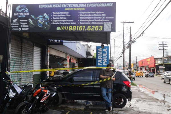 Teto de estabelecimento desaba e atinge homem em Afogados (Foto: Marina Torres/DP Foto)