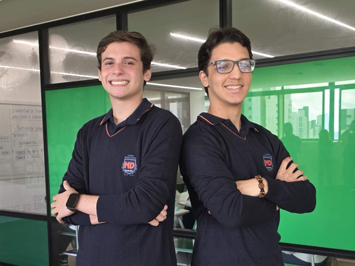 Os estudantes Heitor Henrick Lima (esquerda) e Theo de Souza (direita) foram premiados com ouro e bronze, respectivamente/Divulgação/Colégio Madre de Deus
