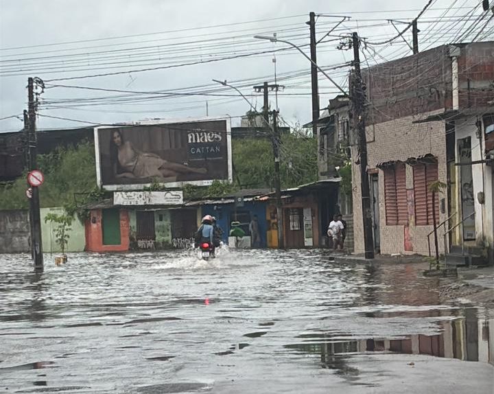 Alagamento na Estrada dos Remédios, no Recife, nesta terça (5)/Diario de Pernambuco