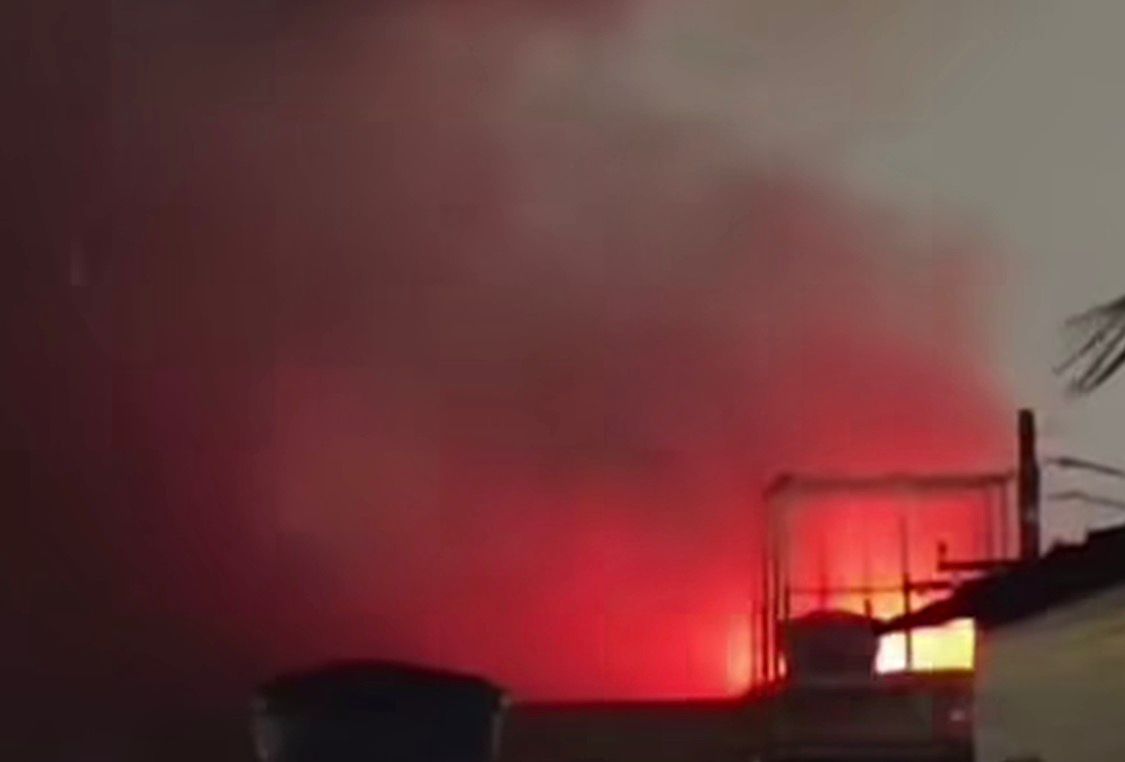 Incêndio atinge loja de colchões e ar-condicionado em Olinda, no Grande Recife
/Foto: Reprodução/redes