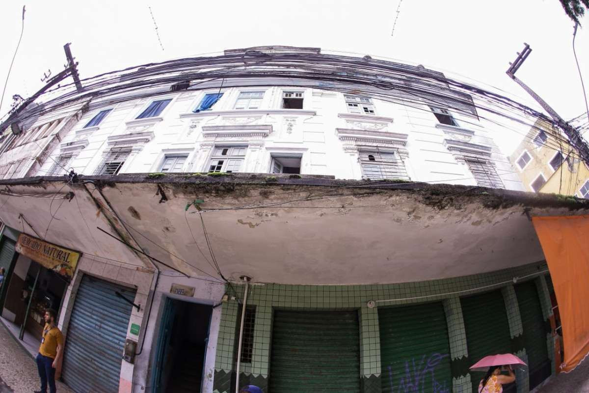 Só no ano passado, a Defesa Civil do Recife realizou 136 vistorias em imóveis localizados na área central da cidade que estavam com classificação de risco alto ou muito alto
 (Foto: Rafael Vieira / DP Fotos)