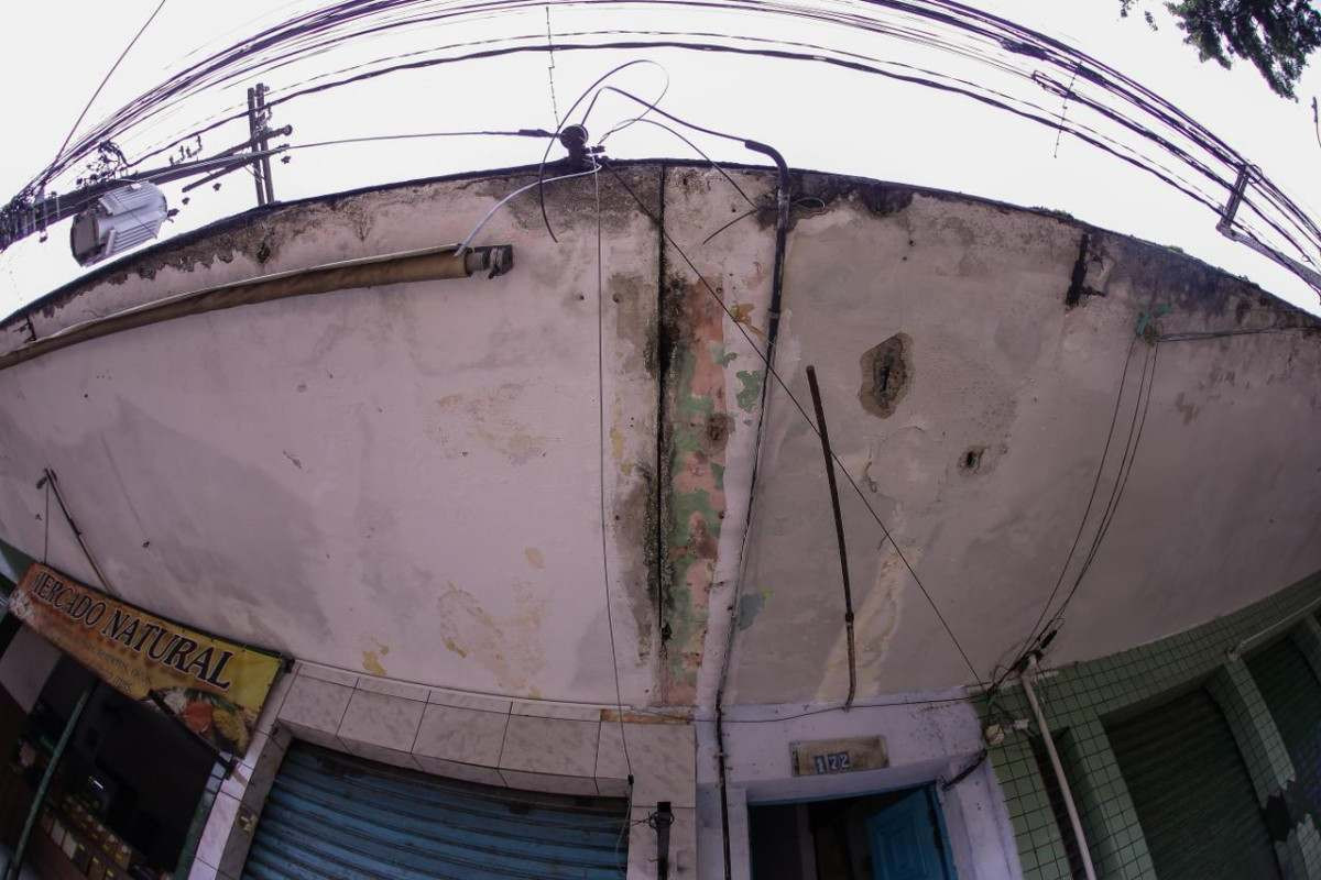 Só no ano passado, a Defesa Civil do Recife realizou 136 vistorias em imóveis localizados na área central da cidade que estavam com classificação de risco alto ou muito alto
 (Foto: Rafael Vieira / DP Fotos)