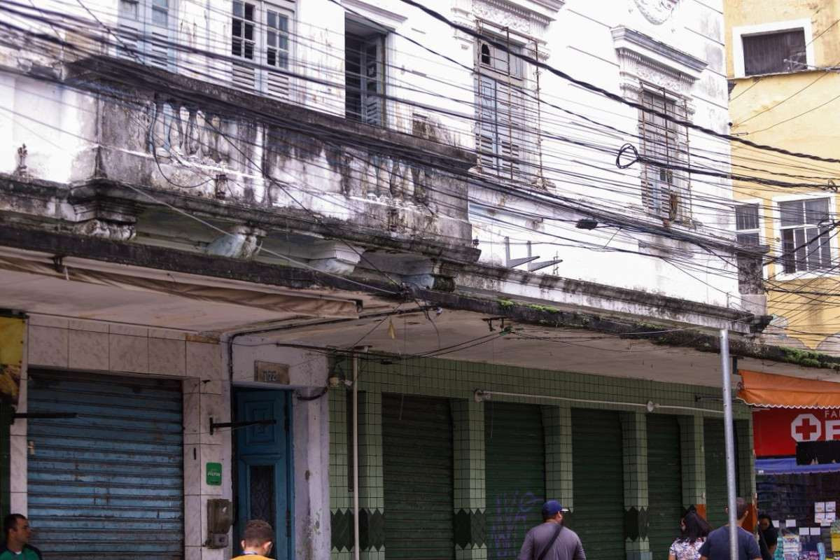 Só no ano passado, a Defesa Civil do Recife realizou 136 vistorias em imóveis localizados na área central da cidade que estavam com classificação de risco alto ou muito alto
 (Foto: Rafael Vieira / DP Fotos)