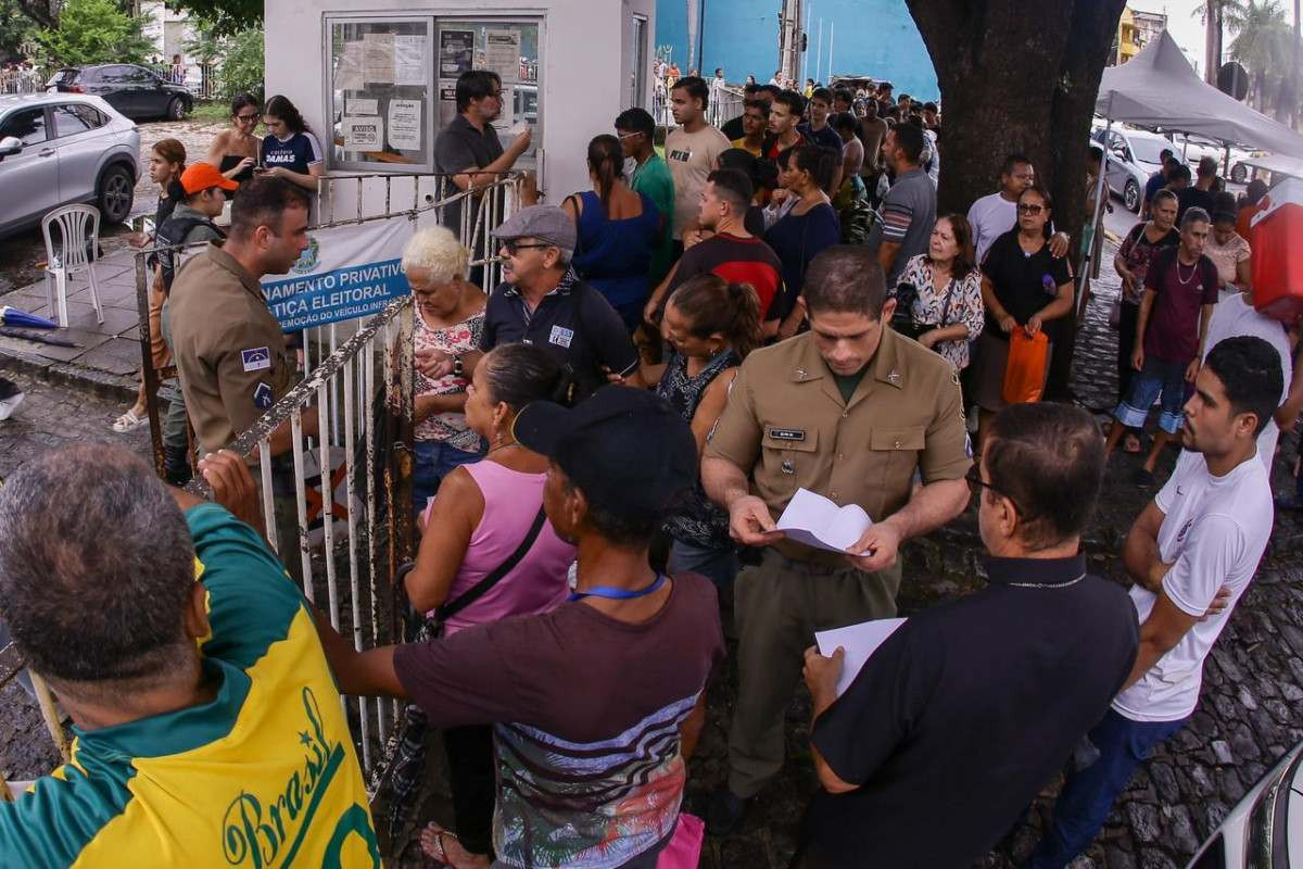 Filas marcam último dia para regularizar título de eleitor no Recife/Foto: Rafael Vieira / DP Foto