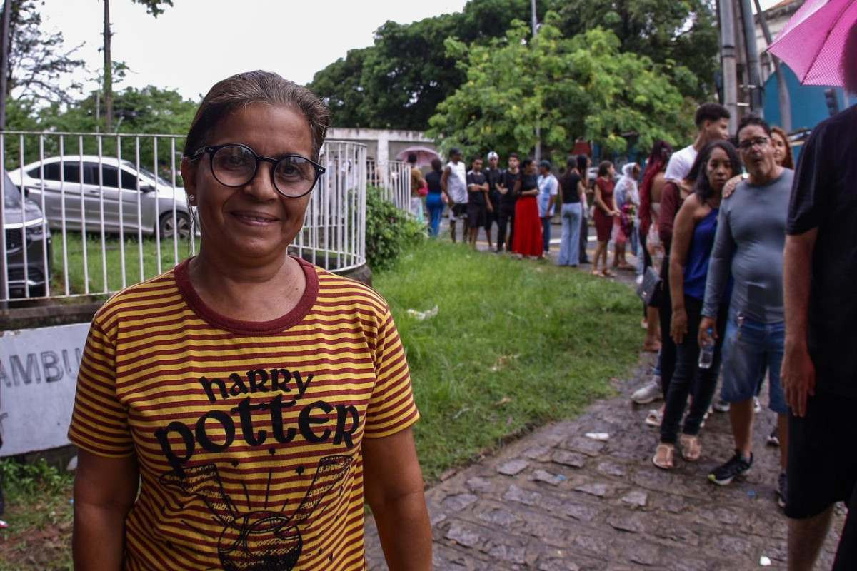 A eleitora Luciana Santos tenta transferir o título de São Paulo para o Recife (Foto: Rafael Vieira / DP Foto)