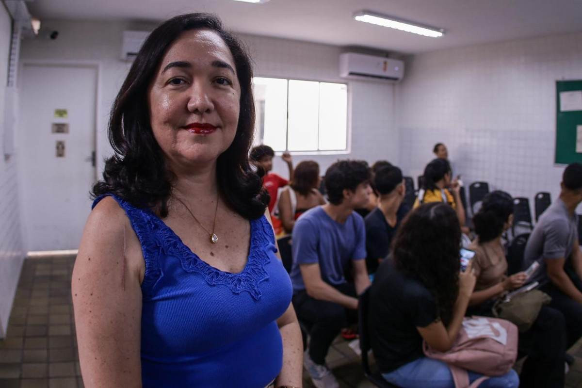 Coordenadora da Central de Atendimento do Recife, Andréa Albuquerque (Foto: Rafael Vieira / DP Foto)