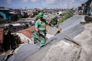 Conten&ccedil;&otilde;es das encostas na Bomba do Hemet&eacute;rio