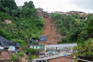 Chuvas deixam rastros de destrui&ccedil;&atilde;o no bairro Passarinho e obriga moradores a deixarem suas casas