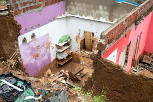 Chuvas deixam rastros de destrui&ccedil;&atilde;o no bairro Passarinho e obriga moradores a deixarem suas casas