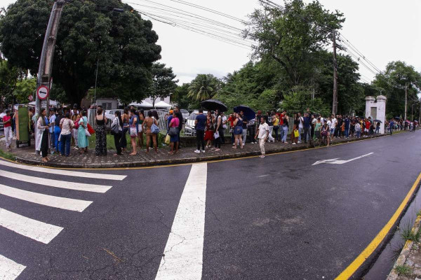 Filas marcam último dia para regularizar título de eleitor no Recife (Foto: Rafael Vieira / DP Foto)