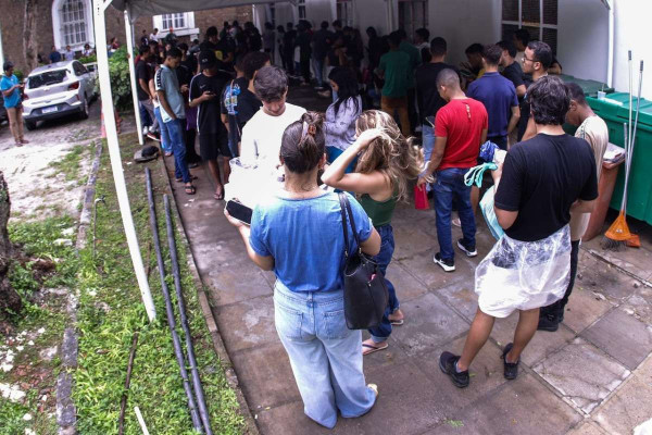 Filas marcam último dia para regularizar título de eleitor no Recife (Foto: Rafael Vieira / DP Foto)