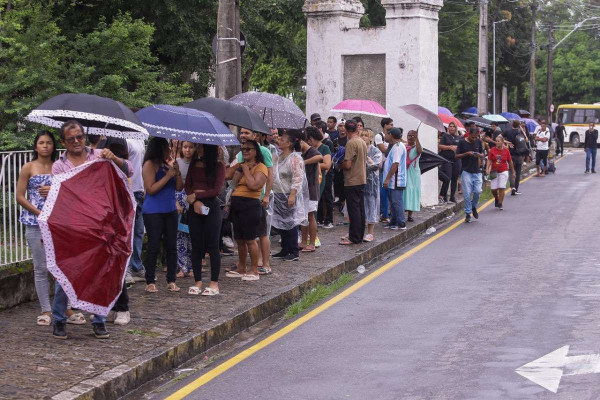 Filas marcam último dia para regularizar título de eleitor no Recife (Foto: Rafael Vieira / DP Foto)
