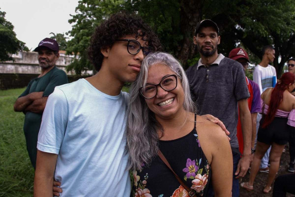 Tereza Felício levou o filho Leo de 16 anos para a emissão do primeiro título (Foto: Rafael Vieira / DP Foto)