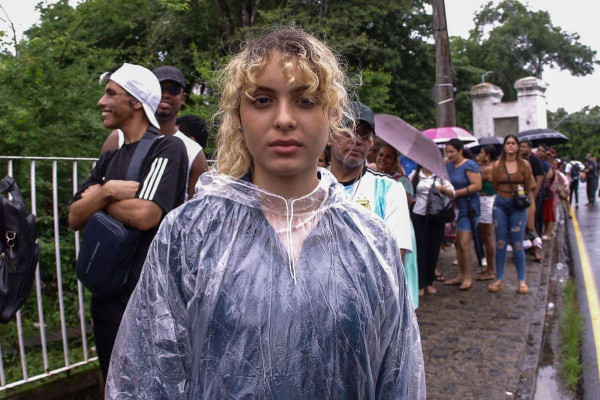 A estudante Thamires Vitória também estava no local para emitir o primeiro título (Foto: Rafael Vieira / DP Foto)