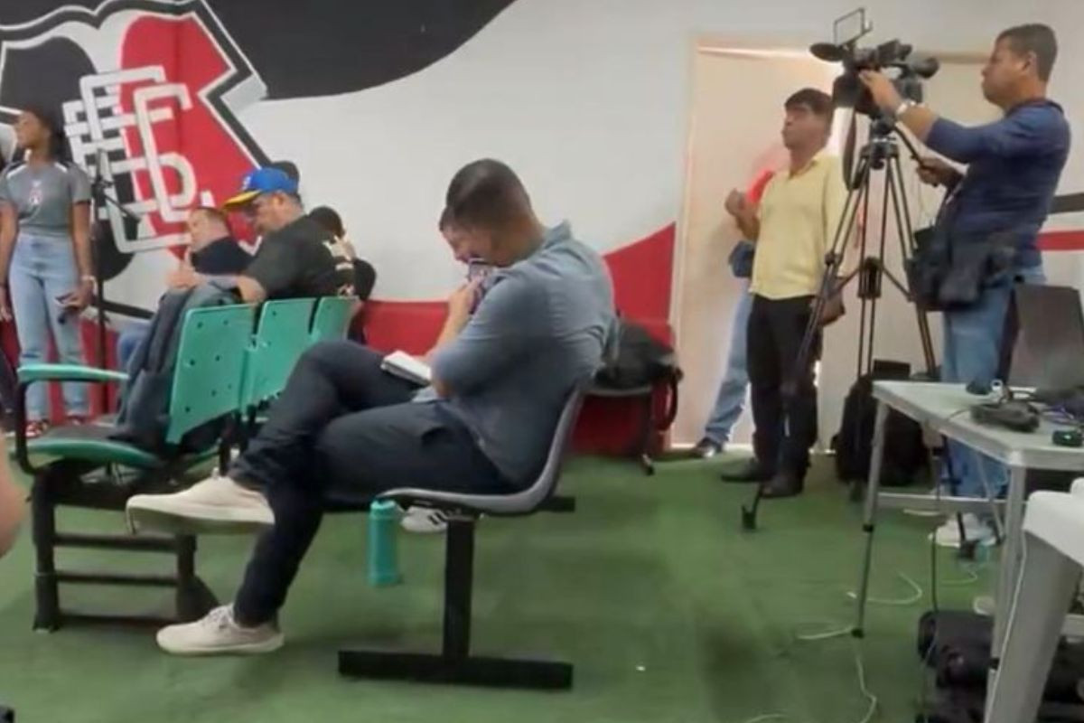 Torcedor invade coletiva do Santa Cruz/Reprodução