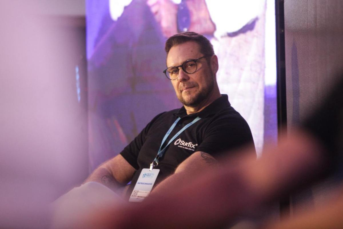 Marcus Andrade, Head of Sales da Surfix, mediou a conversa no painel da Surfix (Marina Torres/DP Foto)