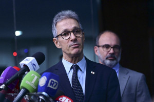 "Sou uma alternativa &agrave; polariza&ccedil;&atilde;o", declarou ex-governador de Minas Gerais